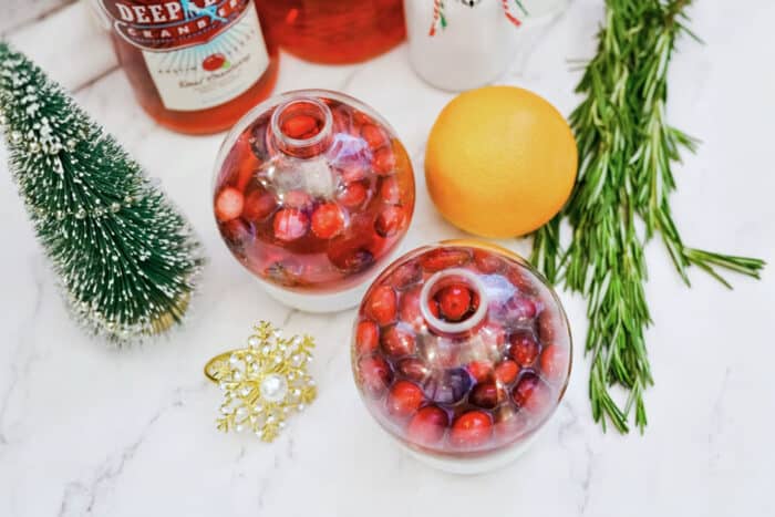 Add cocktail to ornament drinks