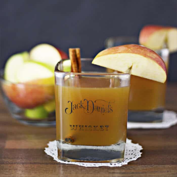 Apple Cider Bourbon Whiskey Cocktail | 20+ Fall Cocktail Recipes | Holiday Entertaining with Fall Recipes | Pumpkin, apple and cinnamon cocktails | www.madewithHAPPY.com