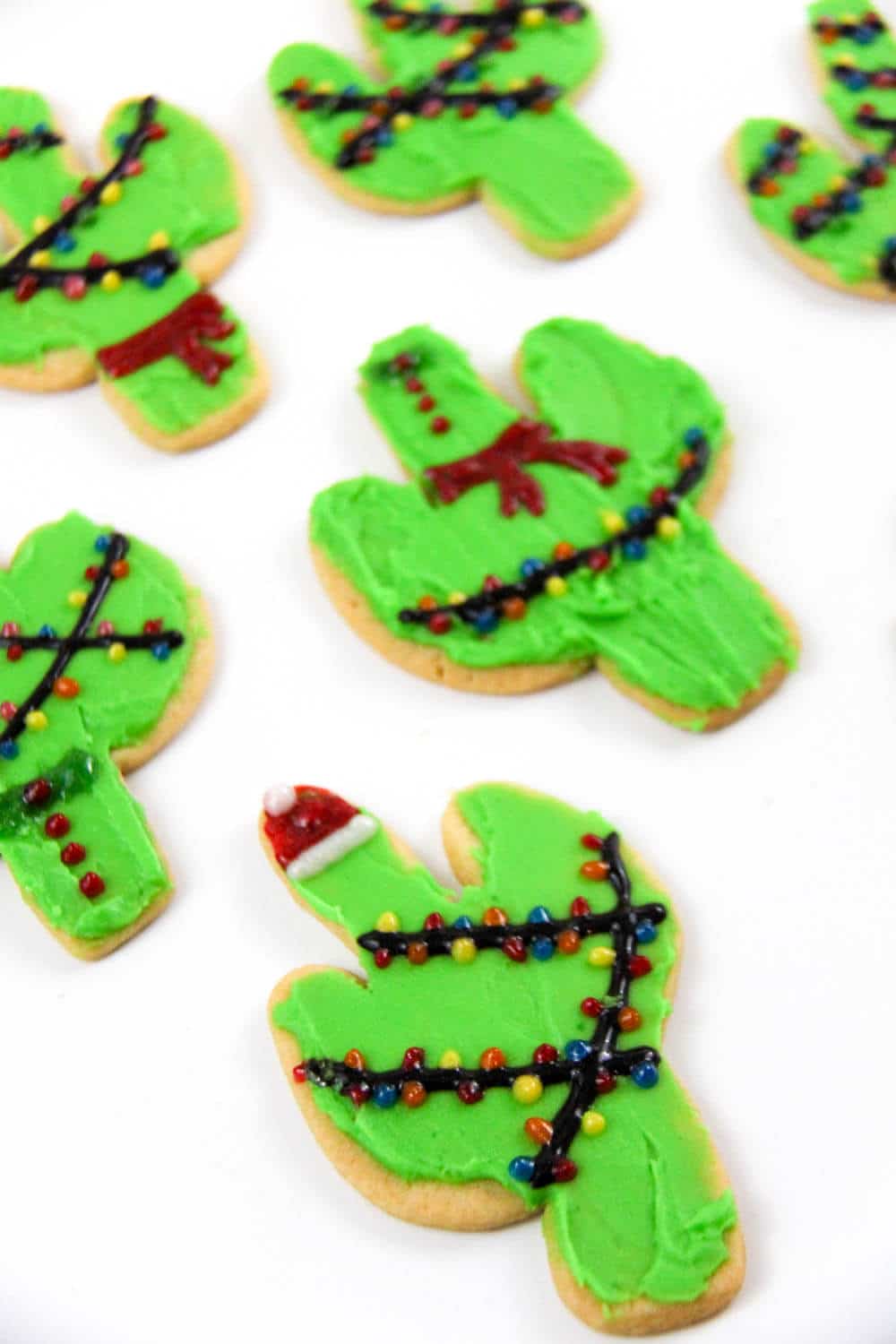 Christmas Cactus Cookies | Cactus Cookie Cutter | Christmas tree cookies | Christmas cookie exchange | www.madewithhappy.com