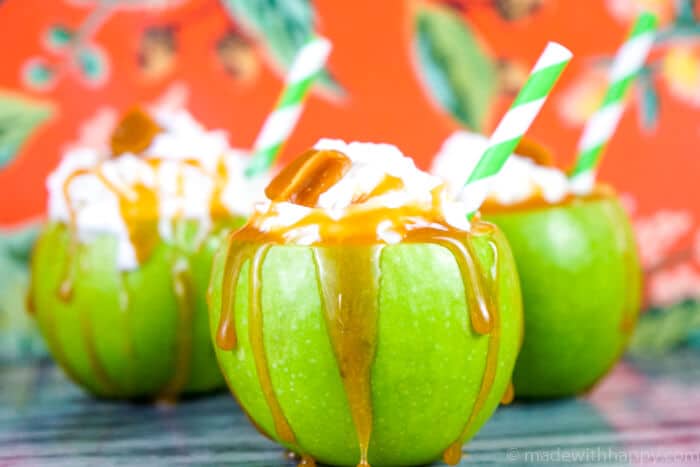 Caramel Apple Cocktail. Fall Cocktail Recipes. Adult Halloween cocktails, Fall rum recipes. Adult Caramel Apples. www.madewithhappy.com