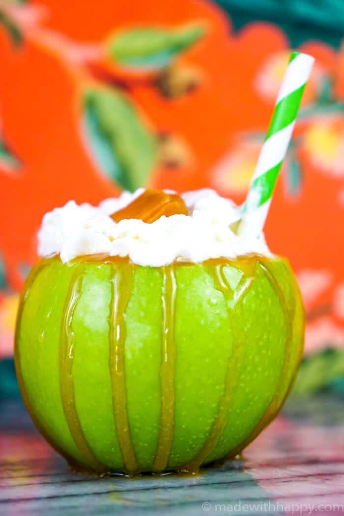 Caramel Apple Cocktail. Fall Cocktail Recipes. Adult Halloween cocktails, Fall rum recipes. Adult Caramel Apples. www.madewithhappy.com