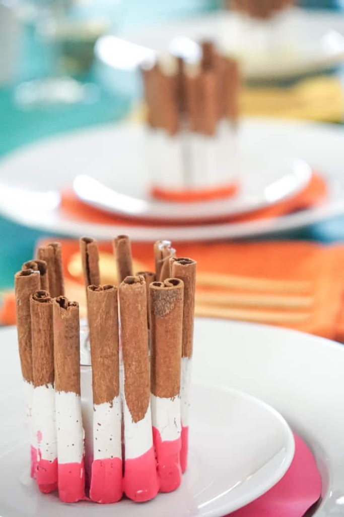 Looking for an colorful Thanksgiving table decor idea? These DIY Cinnamon Holiday Candles are easy to make and great as Thanksgiving place settings.