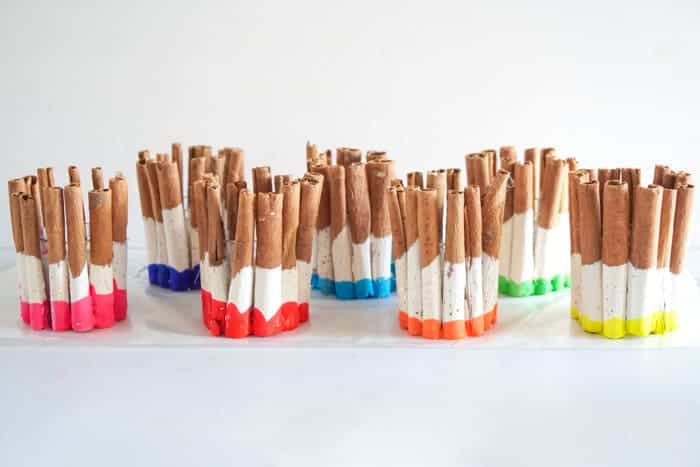 Looking for an colorful Thanksgiving table decor idea? These DIY Cinnamon Holiday Candles are easy to make and great as Thanksgiving place settings. Thanksgiving Place Settings