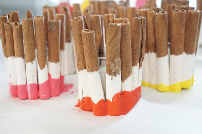 Looking for an colorful Thanksgiving table decor idea? These DIY Cinnamon Holiday Candles are easy to make and great as Thanksgiving place settings.