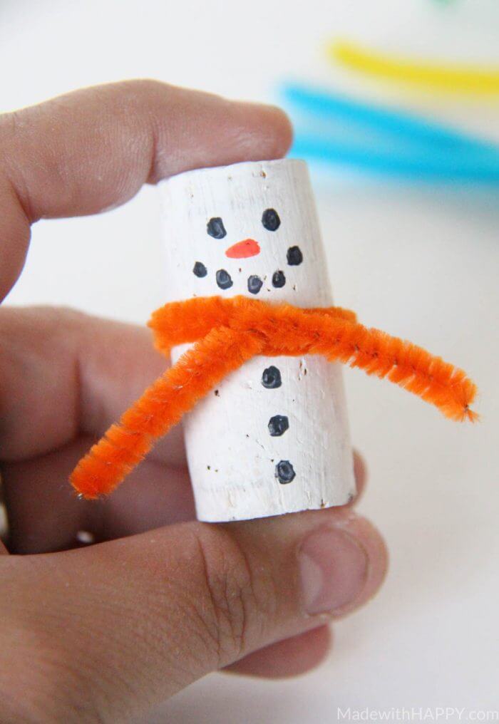 Cork Snowman Ornaments | Kids Snowman Crafts | Christmas Cork Crafts | Snowman Kids Crafts | Kids Cork Crafts | Winter Crafts for Kids | www.madewithhappy.com