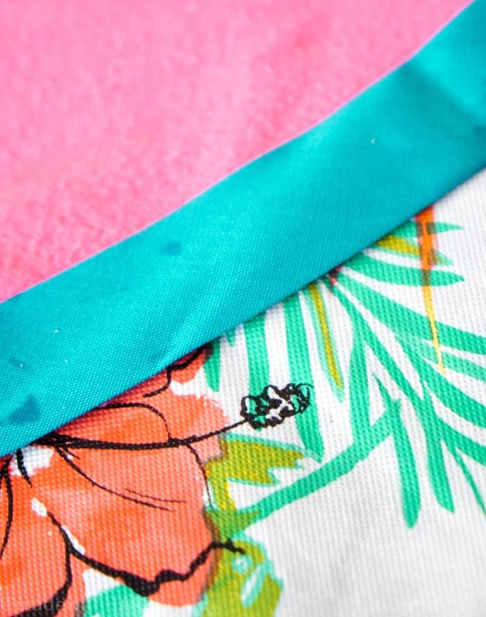DIY Round Blanket. Perfect blanket or beach towel. Bright, round towels are one of the Summer's hottest trends. No-sew DIY round beach blanket is my favorite this Summer.