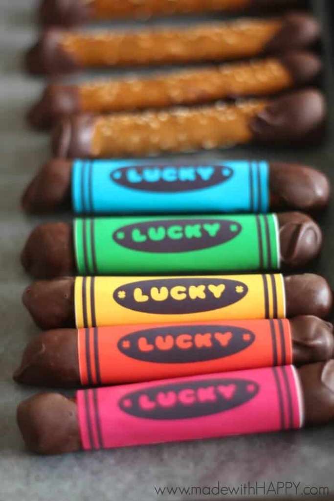 Edible Rainbow Crayons | Chocolate Covered Pretzels | St. Patricks Day Treats | Rainbow Food | Fun Kids St. Patricks Day Food | www.madewithhappy.com