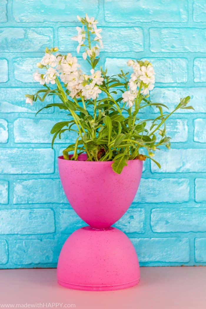 These Easter centerpieces are perfect for your Easter table.  Sweet and Simple DIY Easter Decorations. Easter tablescapes full of flowers and fun. 