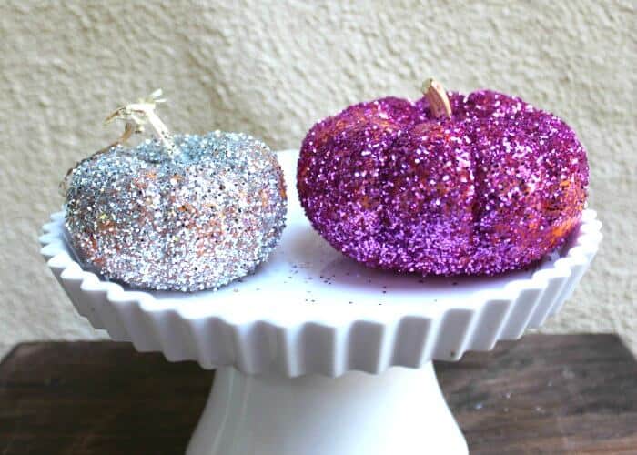 Glitter Pumpkins. How to create the a fun glitter pumpkin with kids. Alternative to carving pumpkins! No carving pumpkins