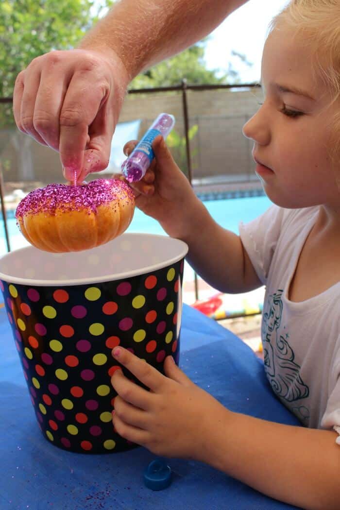 Glitter Pumpkins. How to create the a fun glitter pumpkin with kids. Alternative to carving pumpkins! No carving pumpkins
