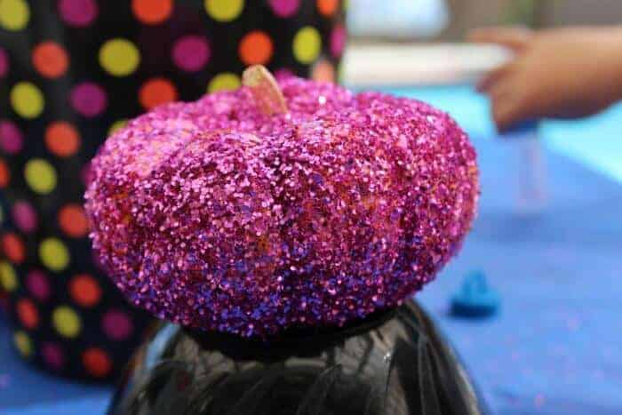 Glitter Pumpkins. How to create the a fun glitter pumpkin with kids. Alternative to carving pumpkins! No carving pumpkins