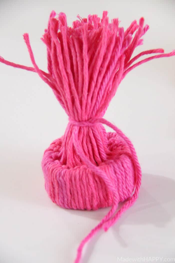 Mini Yarn Snow Hats | Yarn Projects | Yarn Kids Crafts | Simple Yarn Crafts | Toilet Paper Roll Crafts | Simple Kids Crafts | www.madewithhappy.com