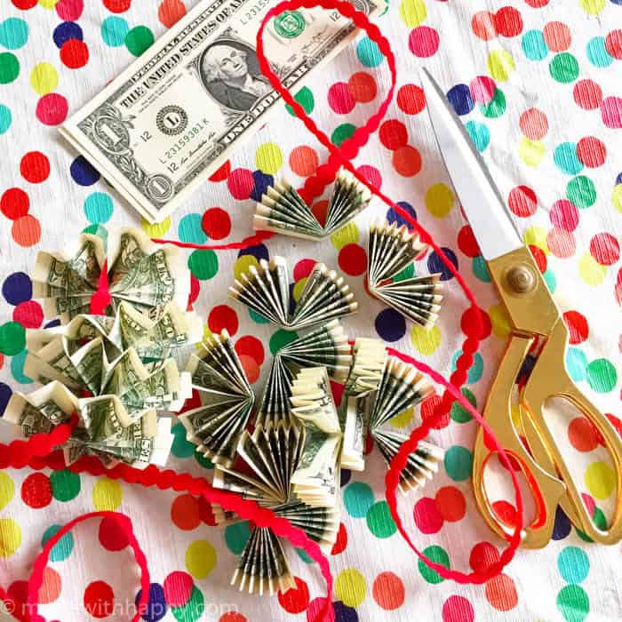 How to make a money lei | Graduation Money Lei | Graduation Money Necklace How To | Graduation Gifts | www.madewithhappy.com