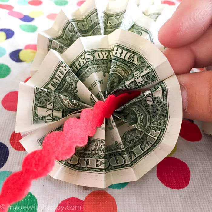 How to make a money lei | Graduation Money Lei | Graduation Money Necklace How To | Graduation Gifts | www.madewithhappy.com