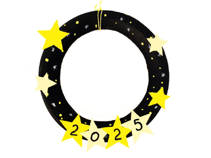 A New Years wreath in black, adorned with small white and yellow stars along its edge. Five gleaming yellow stars dangle at the bottom, each displaying a digit that together spells 2025.