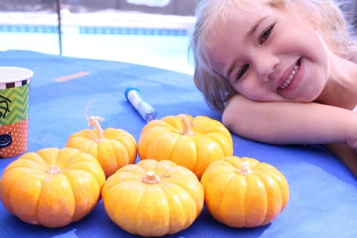 Glitter Pumpkins. How to create the a fun glitter pumpkin with kids. Alternative to carving pumpkins! No carving pumpkins