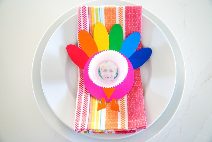 photo turkey craft. Kids Thanksgiving crafts. Thanksgiving crafts fro preschoolers. Thanksgiving crafts with photos. Keeping your kids busy over Thanksgiving.