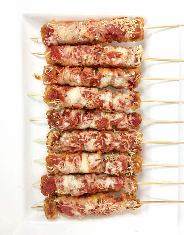 Pizza Tater Tot Skewers | Tater Tot Casserole | Super Bowl Appetizers | Tater Tot Hotdishes | Pizza Tater Tots | Loaded Tater Tots | Football Food | www.madewithhappy.com