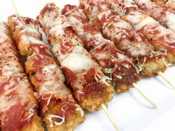 Pizza Tater Tot Skewers | Tater Tot Casserole | Super Bowl Appetizers | Tater Tot Hotdishes | Pizza Tater Tots | Loaded Tater Tots | Football Food | www.madewithhappy.com