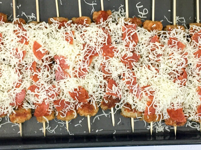 Pizza Tater Tot Skewers | Tater Tot Casserole | Super Bowl Appetizers | Tater Tot Hotdishes | Pizza Tater Tots | Loaded Tater Tots | Football Food | www.madewithhappy.com