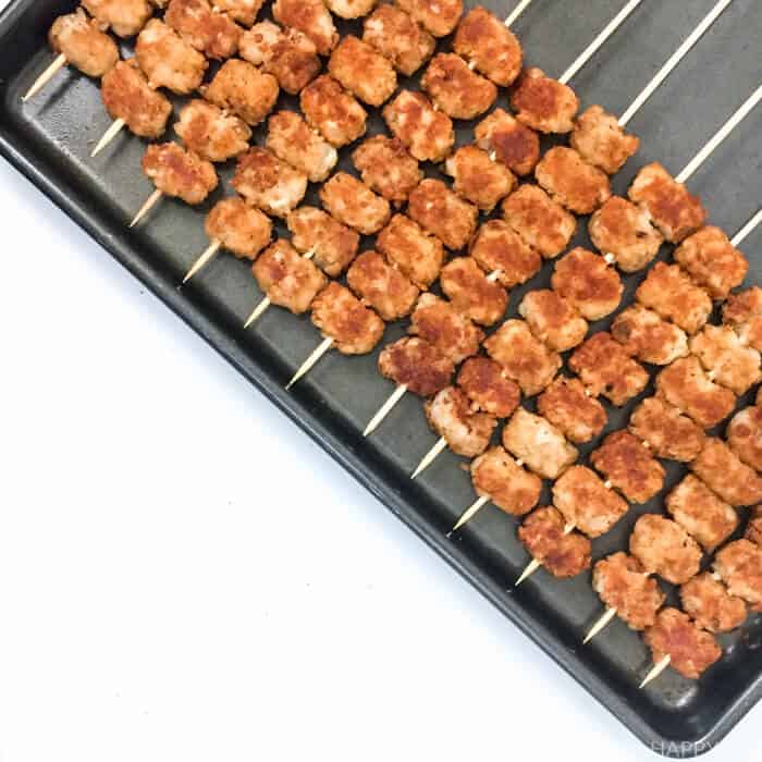 Pizza Tater Tot Skewers | Tater Tot Casserole | Super Bowl Appetizers | Tater Tot Hotdishes | Pizza Tater Tots | Loaded Tater Tots | Football Food | www.madewithhappy.com