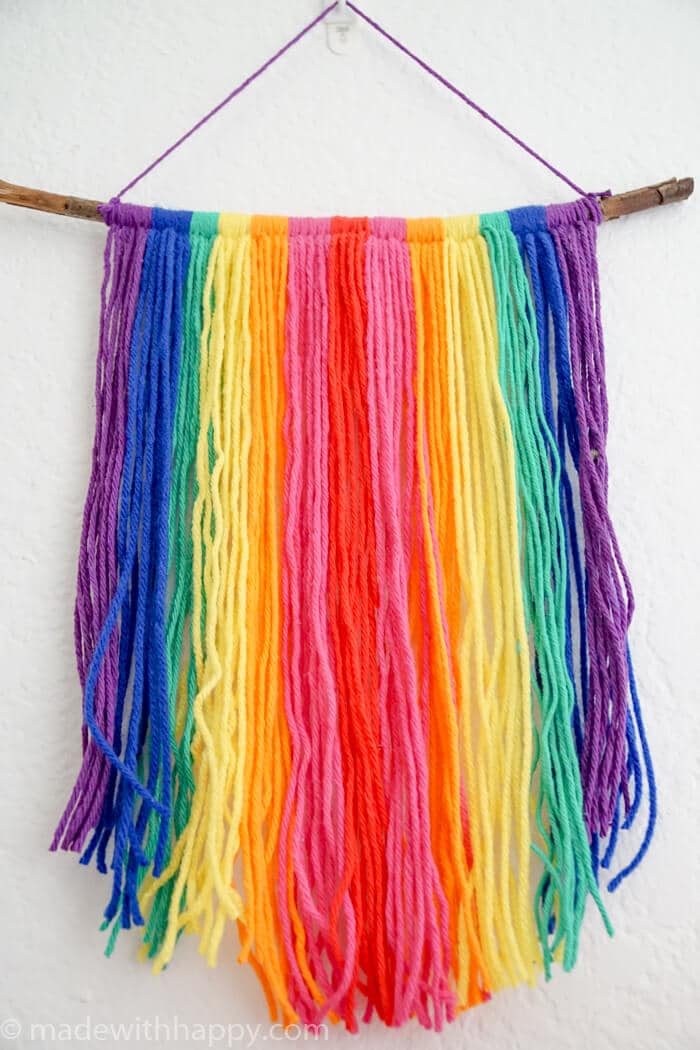 DIY Yarn Wall Hang Tapestry Tutorial. Simple Rainbow Macrame. Colorful Yarn Wall Hanging Tapestry Tutorial. www.madewithhappy.com