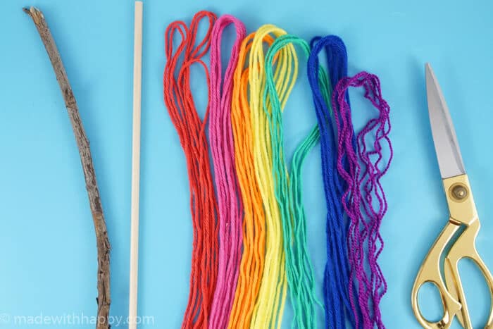 DIY Yarn Wall Hang Tapestry Tutorial. Simple Rainbow Macrame. Colorful Yarn Wall Hanging Tapestry Tutorial. www.madewithhappy.com