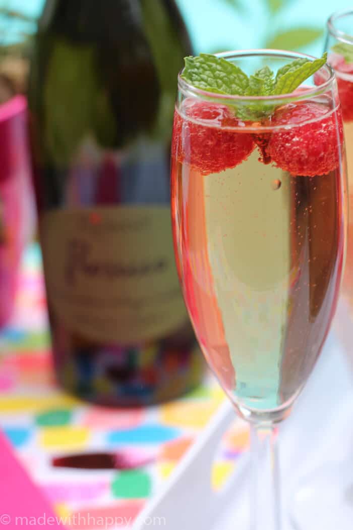 Raspberry Prosecco Cocktail | Prosecco Cocktail Recipes | Raspberry Mint Prosecco | Sparkling White Wine Cocktails | www.madewithHAPPY.com