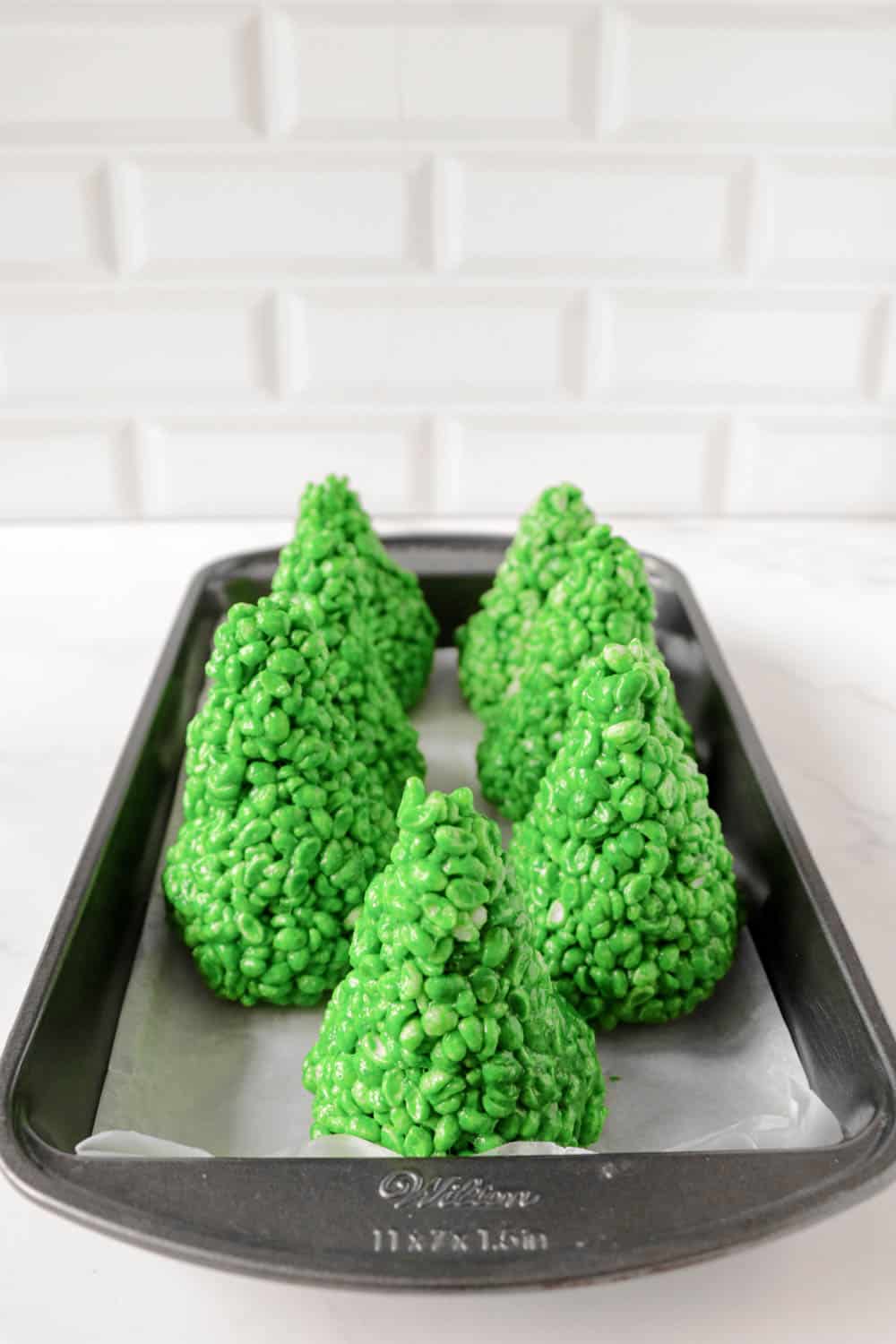 Roll green rice crispies into balls then trees.