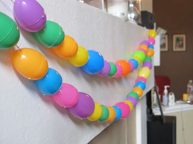 SImple Easter Decoration | Dollar Store Easter Decoration | Easter Garland | Decorating your house for Easter on a dime | Cheap Easter Decor | Plastic Egg Decorations | www.madewithhappy.com