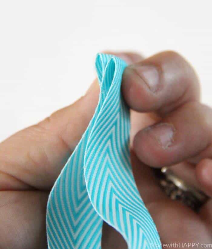 How to make towel tags | Hanging towels and how to organize towels | www.madewithhappy.com