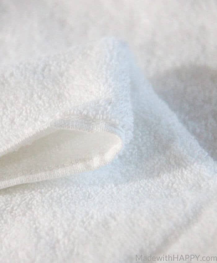 How to make towel tags | Hanging towels and how to organize towels | www.madewithhappy.com