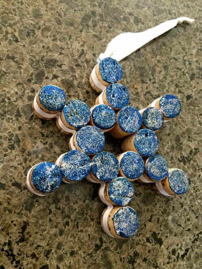 Cork Ornaments. Crafts with corks. Ornament crafts. Christmas Crafts for kids. Kids Ornaments. Cork Crafting.