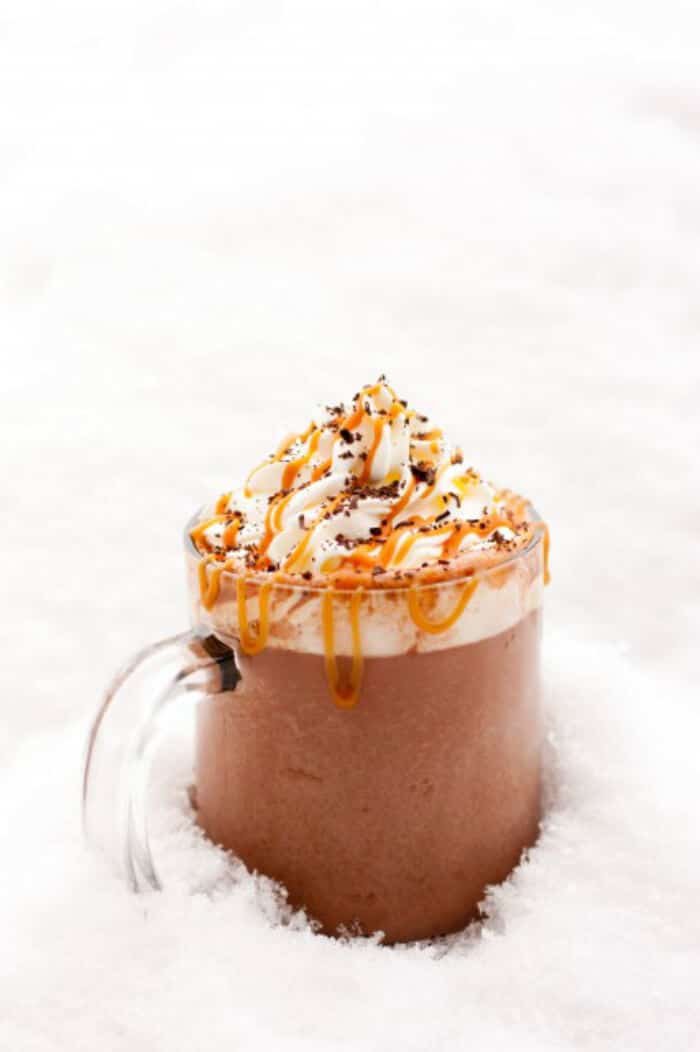 Salted Caramel Hot Chocolate | 20+ Fall Cocktail Recipes | Holiday Entertaining with Fall Recipes | Pumpkin, apple and cinnamon cocktails | www.madewithHAPPY.com