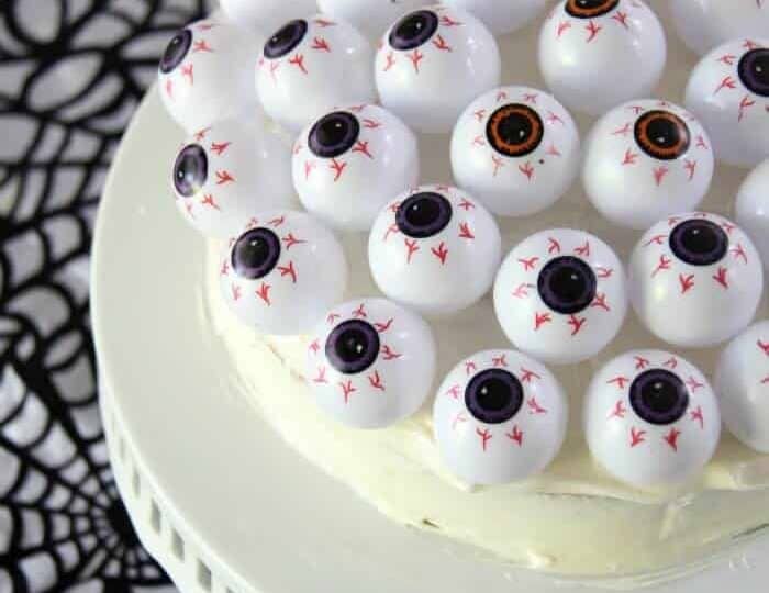 Super Simple Halloween Cake | SImple Halloween Dessert you can make in less than an hour and for just a few dollars! Eye Ball Cake perfect for your Halloween Party
