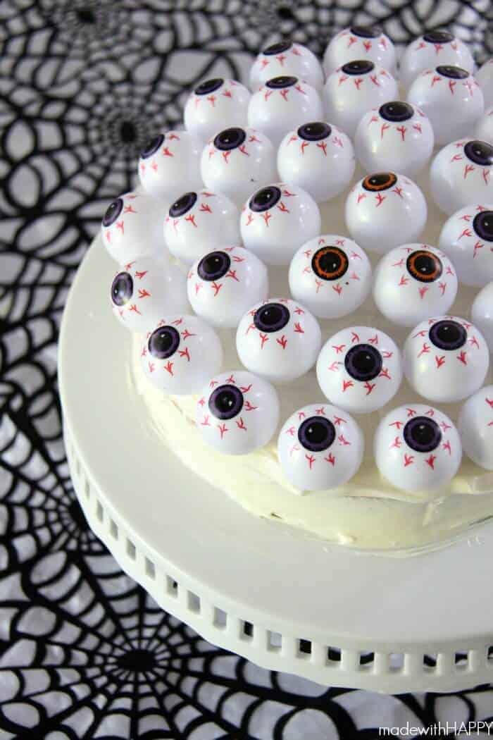 Super Simple Halloween Cake | SImple Halloween Dessert you can make in less than an hour and for just a few dollars! Eye Ball Cake perfect for your Halloween Party 