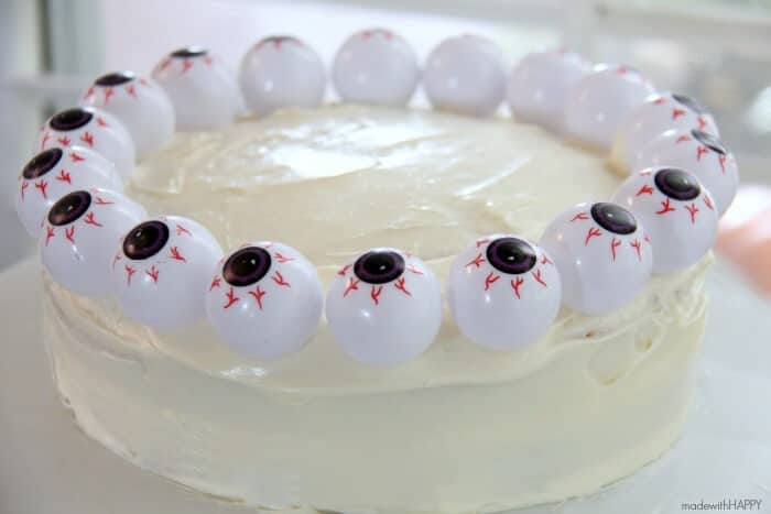Super Simple Halloween Cake | SImple Halloween Dessert you can make in less than an hour and for just a few dollars! Eye Ball Cake perfect for your Halloween Party 