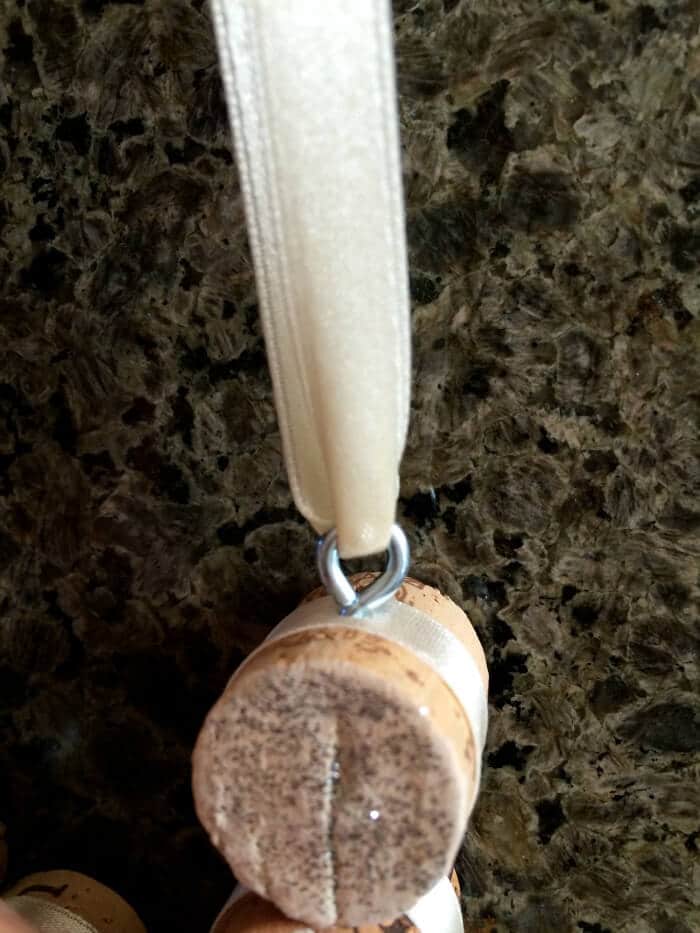 Cork Ornaments. Crafts with corks. Ornament crafts. Christmas Crafts for kids. Kids Ornaments. Cork Crafting.