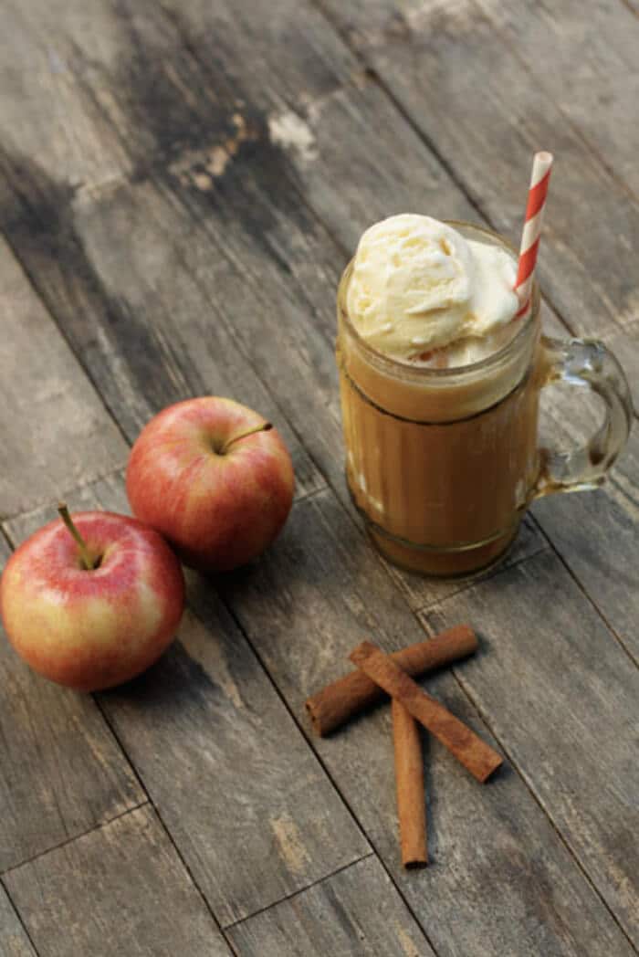 Spiked Apple Cider Float | 20+ Fall Cocktail Recipes | Holiday Entertaining with Fall Recipes | Pumpkin, apple and cinnamon cocktails | www.madewithHAPPY.com