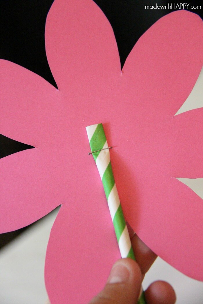 Paper Flower Kids Craft | Cute Picture and Free Printable Flower Craft | Perfect Mother's Day Kids Craft | Spring Flower Kids Craft | www.madewithHAPPY.com