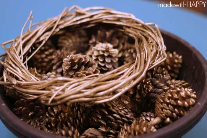 gold-pinecones-wreath