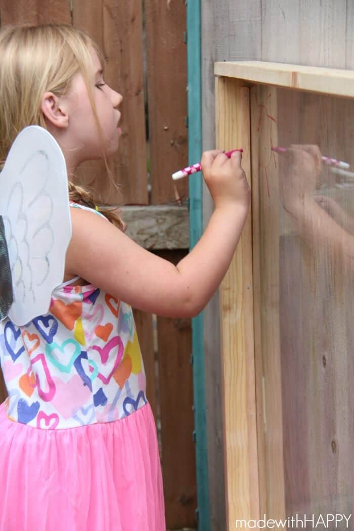 Make an outdoor easel to get your kids playing outside all day long! | Summer Activities for Kids | Outdoor fun | www.madewithHAPPY.com