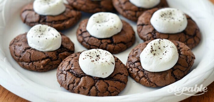 Hot Cocoa Cookies - Stepable | 20+ Holiday Cookies | Christmas Cookie Recipes | www.madewithHAPPY.com