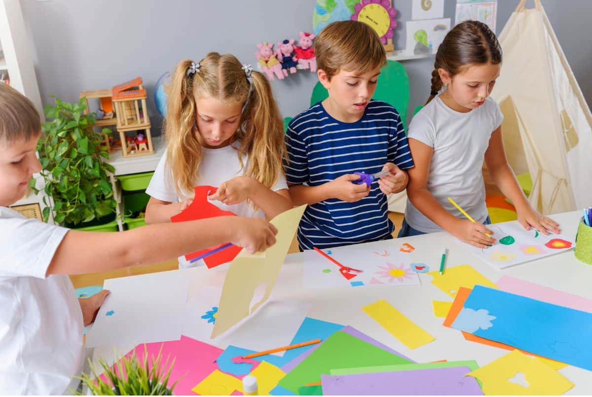 kids crafting in Spring