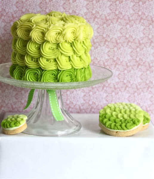 Green Ombre Cakes | Ombre Baked Goods | Cake decoration | www.madewithhappy.com