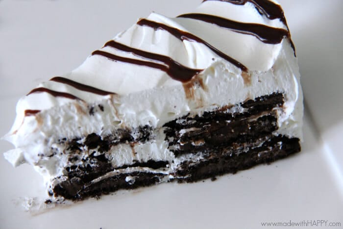 Chocolate Oreo Icebox Cake | Oreo Desserts | Oreo Cake | No Bake Desserts made with oreos | Simple Desserts | Icebox Cake | www.madewithhappy.com