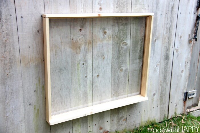 Make an outdoor easel to get your kids playing outside all day long! | Summer Activities for Kids | Outdoor fun | www.madewithHAPPY.com