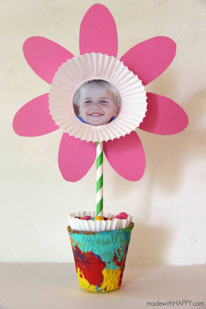 Paper Flower Kids Craft | Cute Picture and Free Printable Flower Craft | Perfect Mother's Day Kids Craft | Spring Flower Kids Craft | www.madewithHAPPY.com