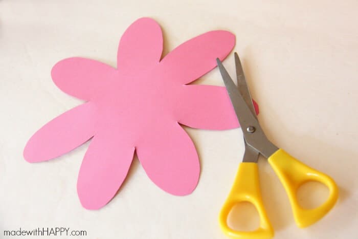 Paper Flower Kids Craft | Cute Picture and Free Printable Flower Craft | Perfect Mother's Day Kids Craft | Spring Flower Kids Craft | www.madewithHAPPY.com