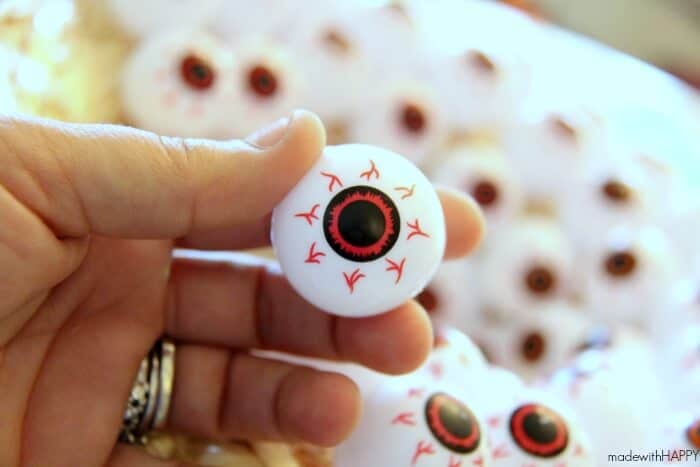 Eyeball Wreath | Inexpensive Halloween Decorations | Halloween Crafts on a dime | www.madewithHAPPY.com